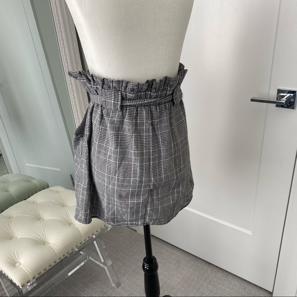 ⛄️ White and Grey High Waisted Plaid Skirt​​​​​ - Picture 5 of 7